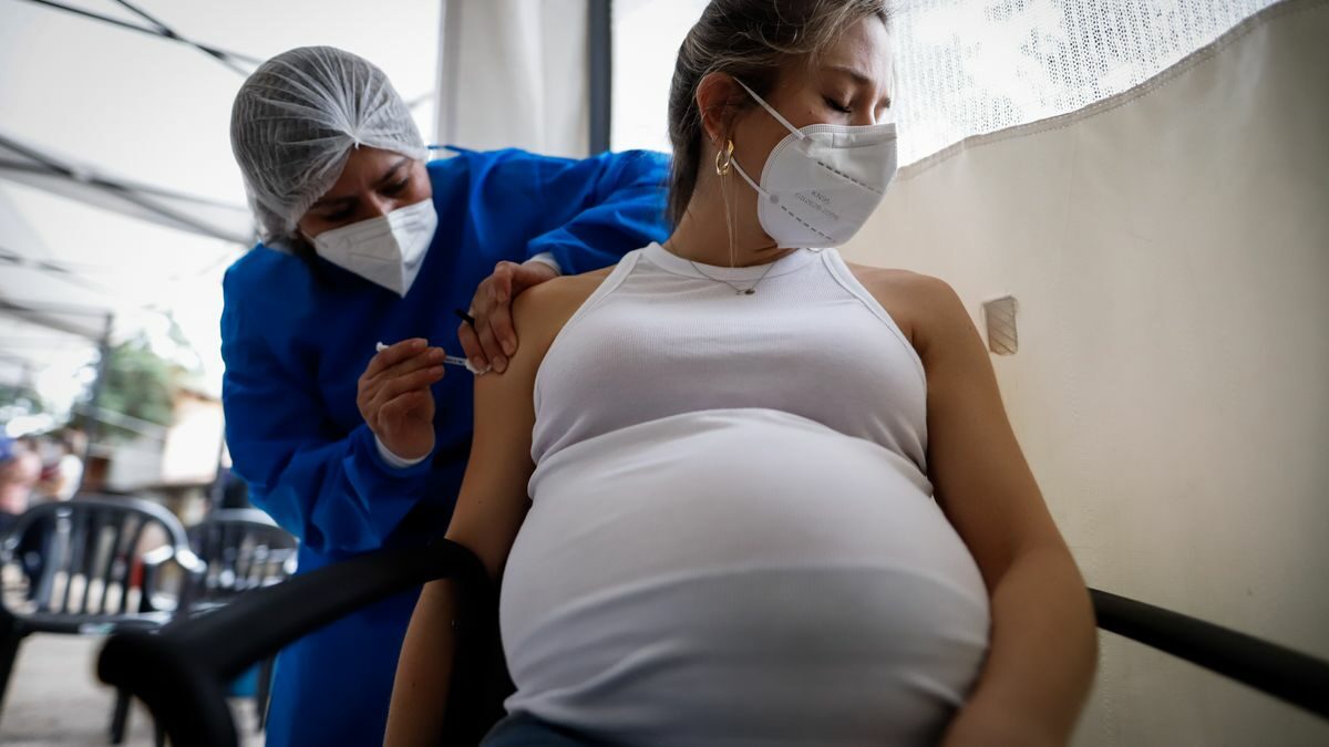 Estudio confirma que las embarazadas no vacunas contra el Covid-19 tiene más riesgo de complicaciones