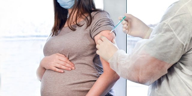 Vacunas COVID 19: La segunda dosis en embarazadas es clave para lograr la inmunidad completa